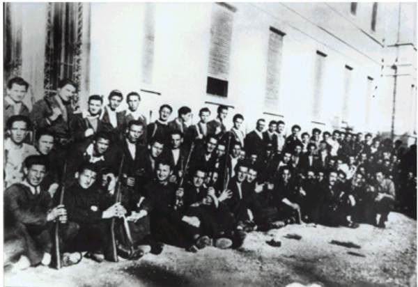 25 Aprile 1945: I Partigiani brugheresi fotografati davanti alla scuola SCIVIERO ex quartier generale tedesco